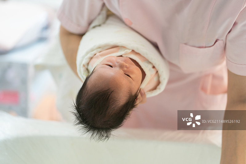 刚出生三天的宝宝,在月子中心洗澡图片素材