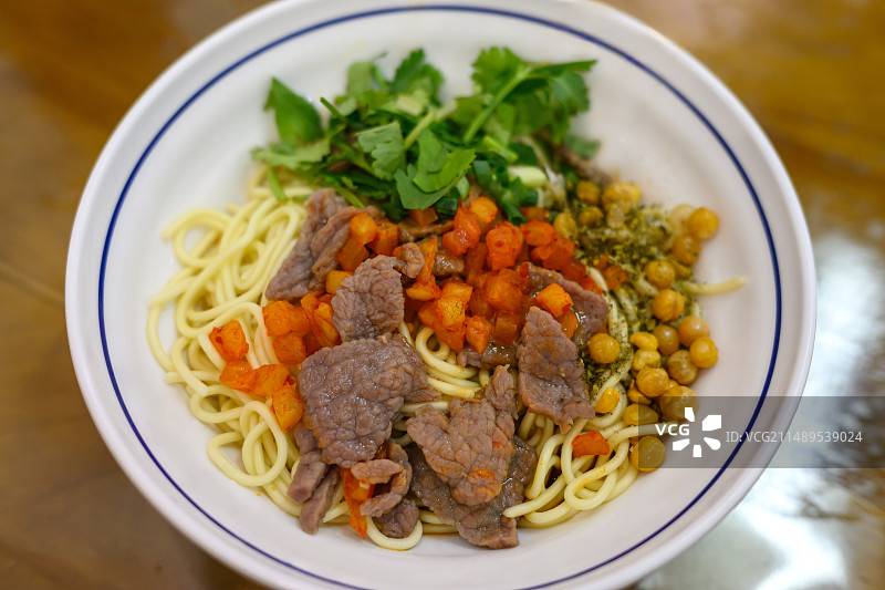 武汉美食 生烫牛肉热干面图片素材