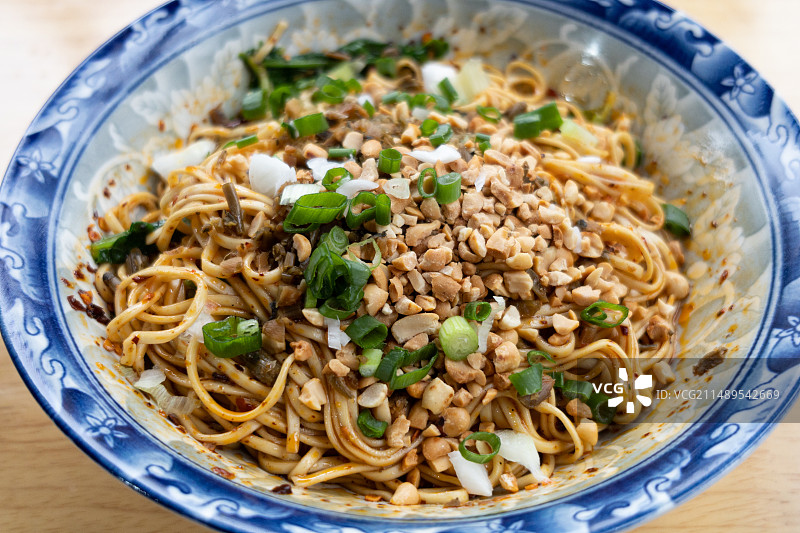 四川宜宾小吃燃面红油干拌面中式面条图片素材