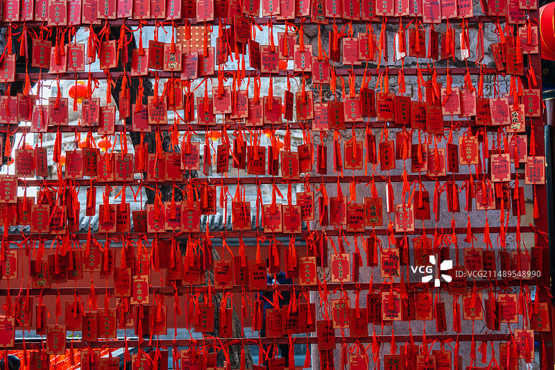 寺庙内红色祈福牌图片素材
