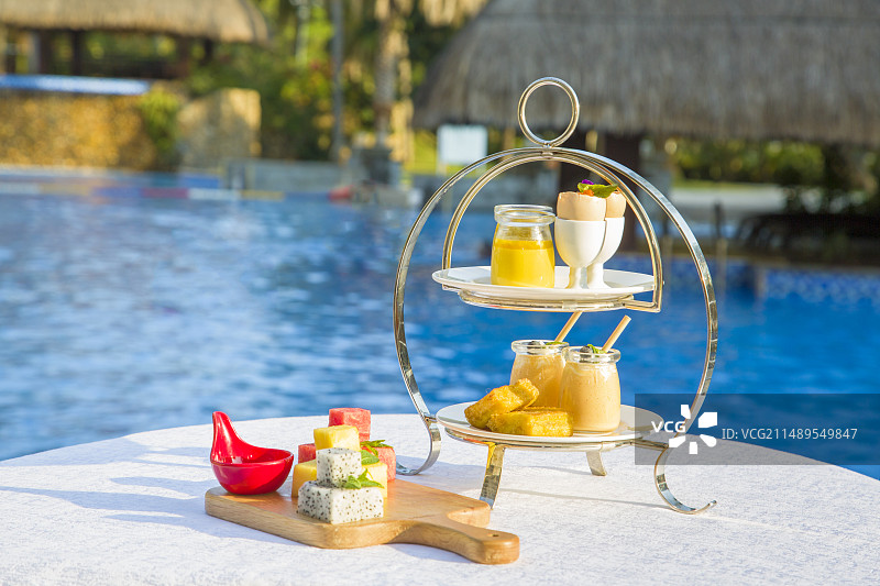 泳池边休闲下午茶图片素材