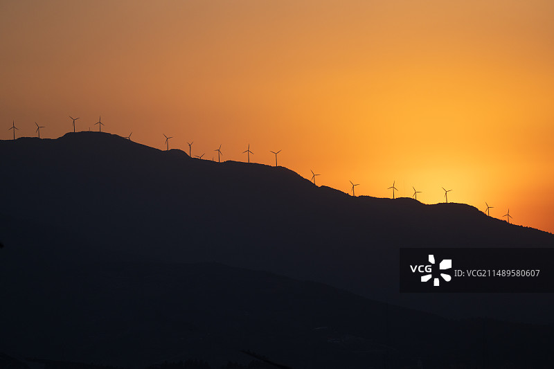 一排山顶的风车在风力发电图片素材