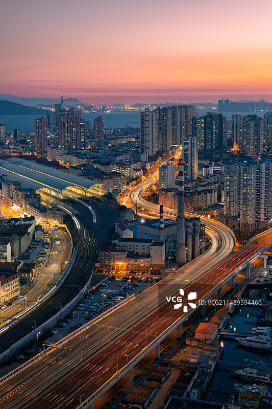 青岛站与车轨夜景特写图片素材