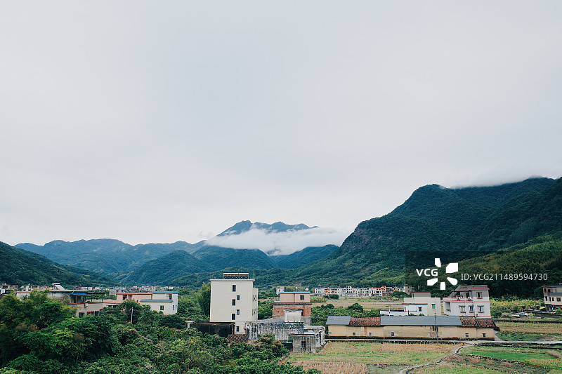 云雾群山里的宁静乡村图片素材