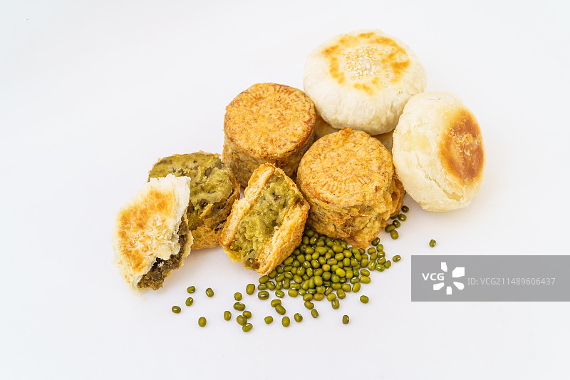 白色背景下的中式糕点绿豆饼图片素材
