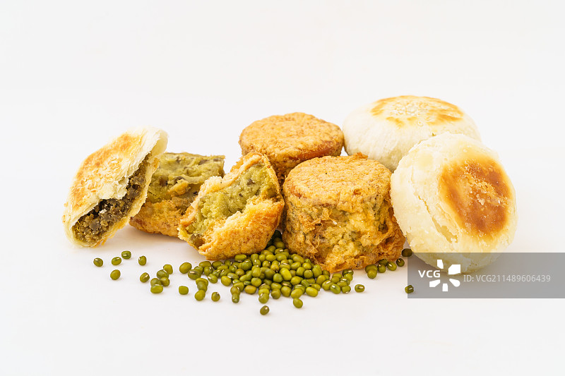 白色背景下的中式糕点绿豆饼图片素材