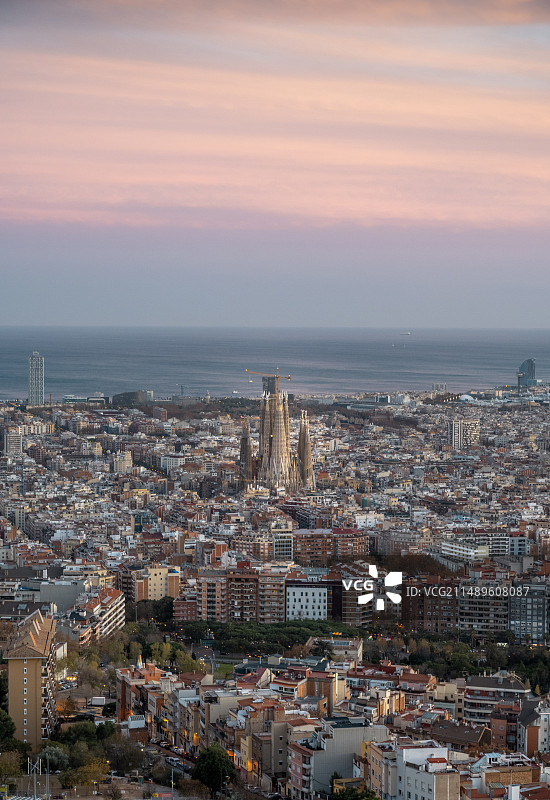 黄昏下的巴塞罗那与圣家堂图片素材