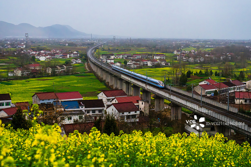 开往春天的列车图片素材