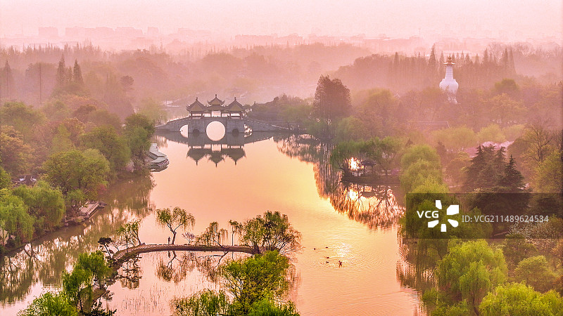 烟花三月下扬州，航拍瘦西湖晨雾中的春色图片素材