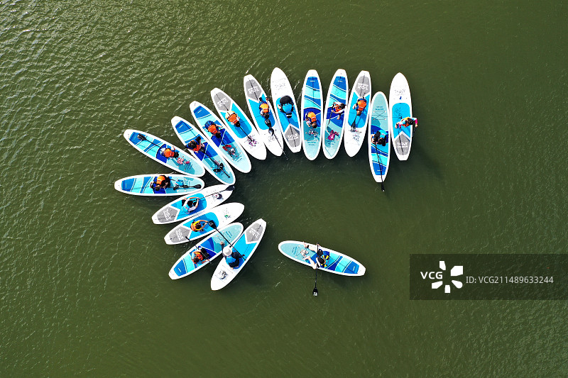 学习桨板运动的少年图片素材