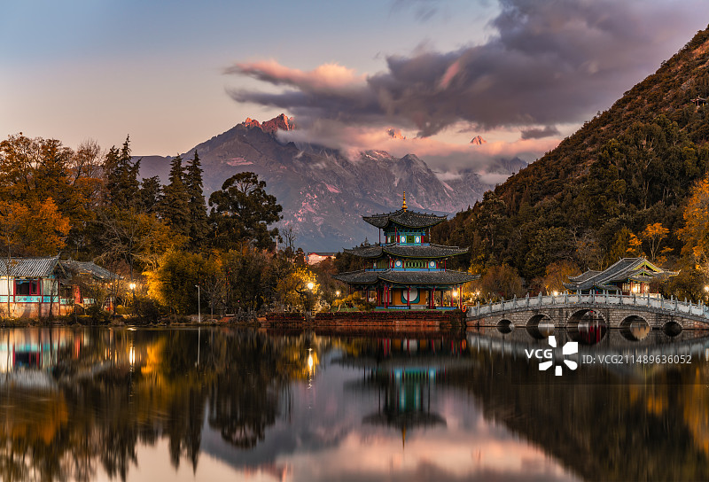 中国云南省丽江市黑龙潭日出风光图片素材