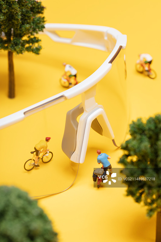 微缩创意骑行风镜与自行车爱好者图片素材