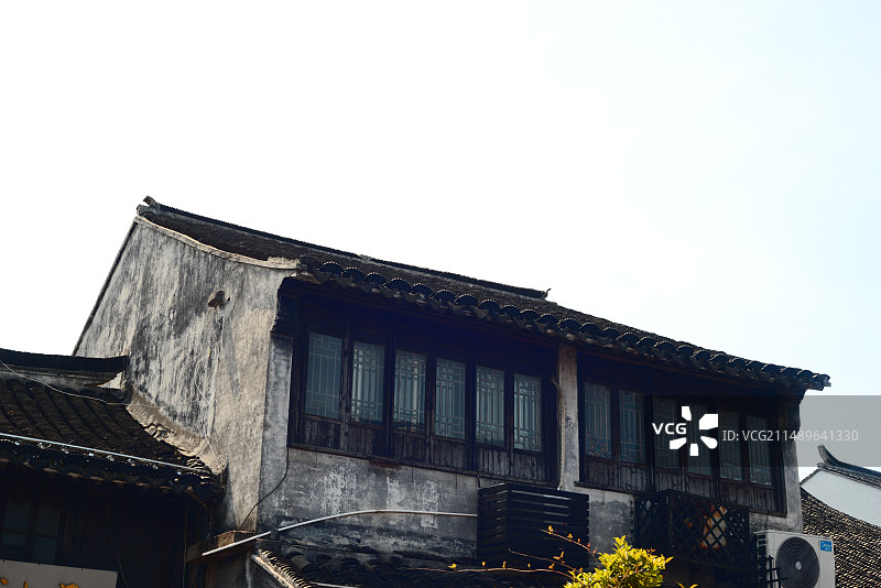 晴空下的建筑低角度视图图片素材