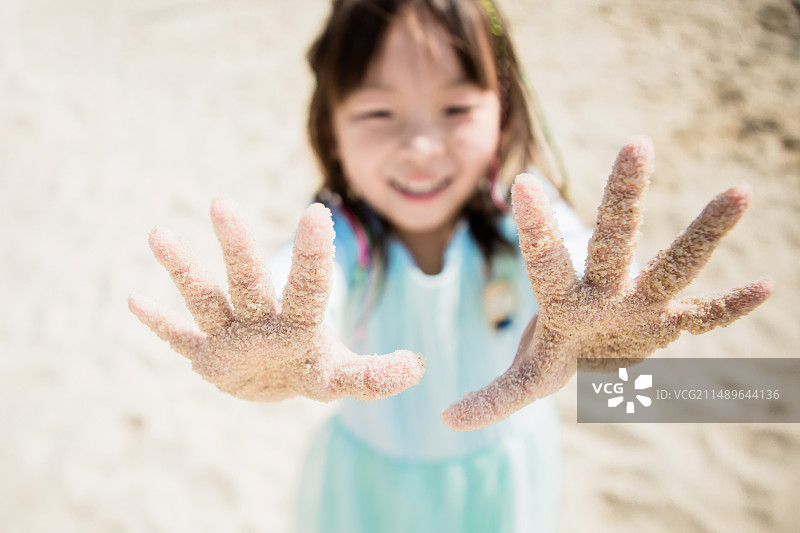 海沙沾满了我的手图片素材