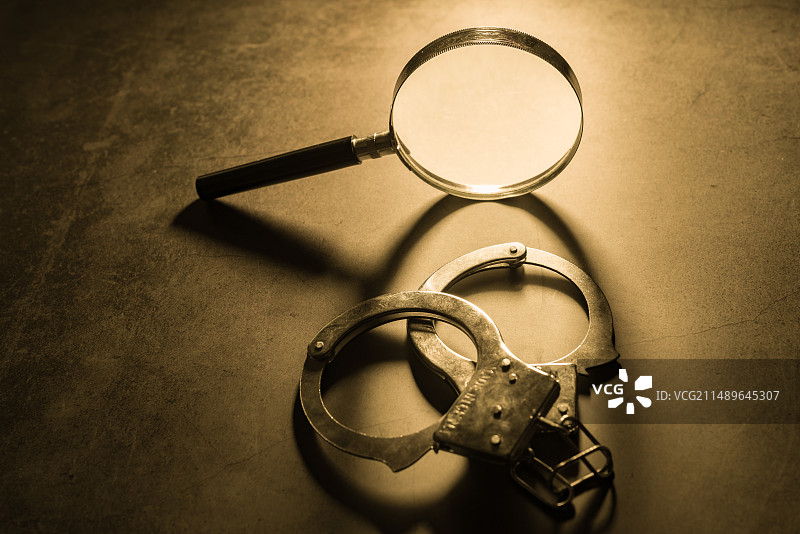 手铐和放大镜图片素材