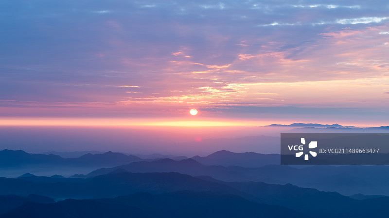 山峦上的日出图片素材