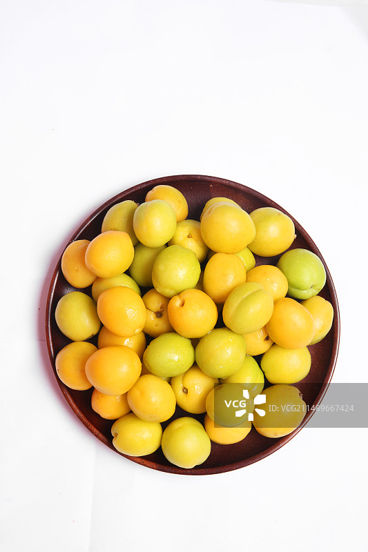 新鲜新疆小白杏生鲜电商水果杏子白底图图片素材