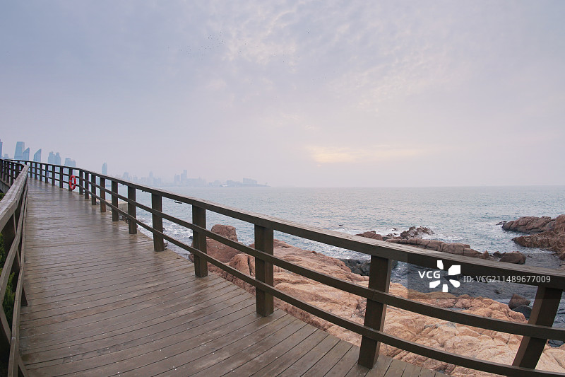 青岛太平角公园滨海木栈道图片素材
