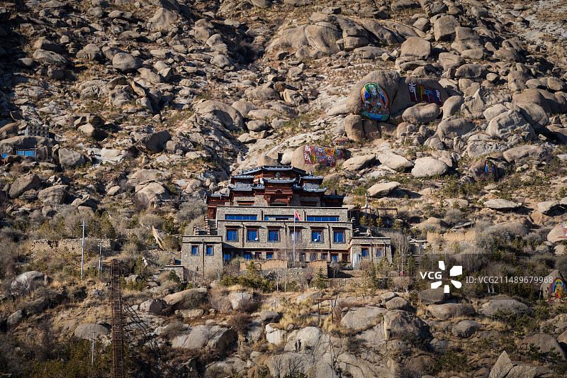 西藏拉萨晴朗冬季山腰上的帕日日追寺图片素材