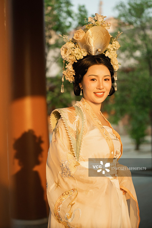 雷书院里一个穿着宋朝古装汉服的年轻女子图片素材