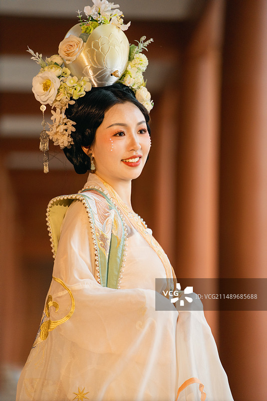 雷书院里一个穿着宋朝古装汉服的年轻女子图片素材
