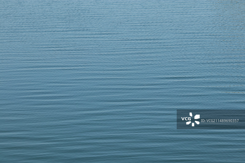 平静的湖面水波纹清新蓝色纹理背景素材图片素材