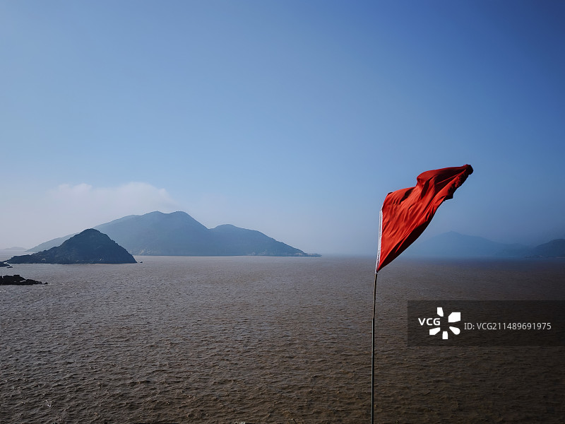 国旗飘扬，山河壮丽（洛迦山）图片素材