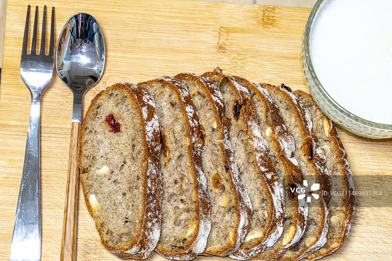 健康营养早餐荞麦面包配新鲜牛奶西式健康早点全麦土司面包图片素材