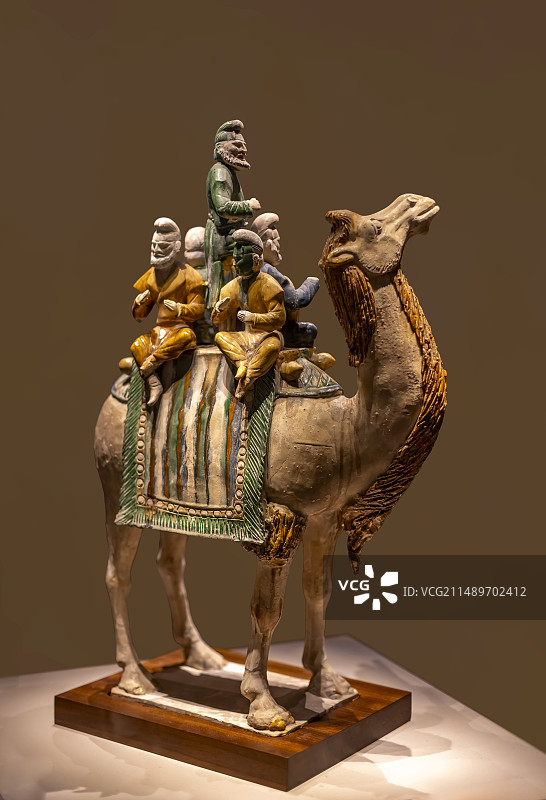 三彩釉陶骆驼载乐俑 唐 开元十一年 1957年陕西西安鲜于廉墓出土 中国国家博物馆图片素材
