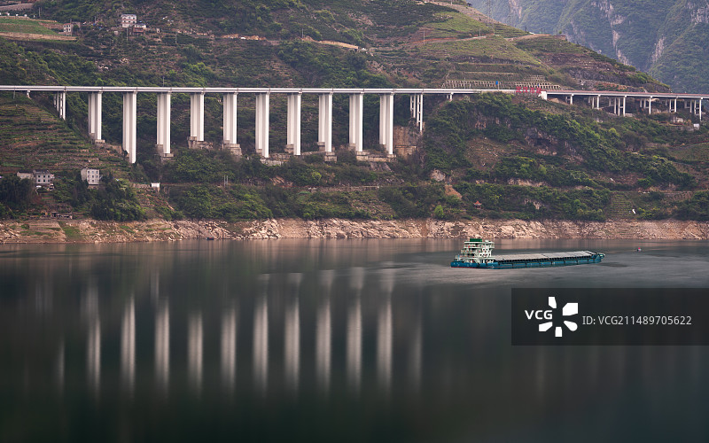 货船经香溪河向长江驶去图片素材