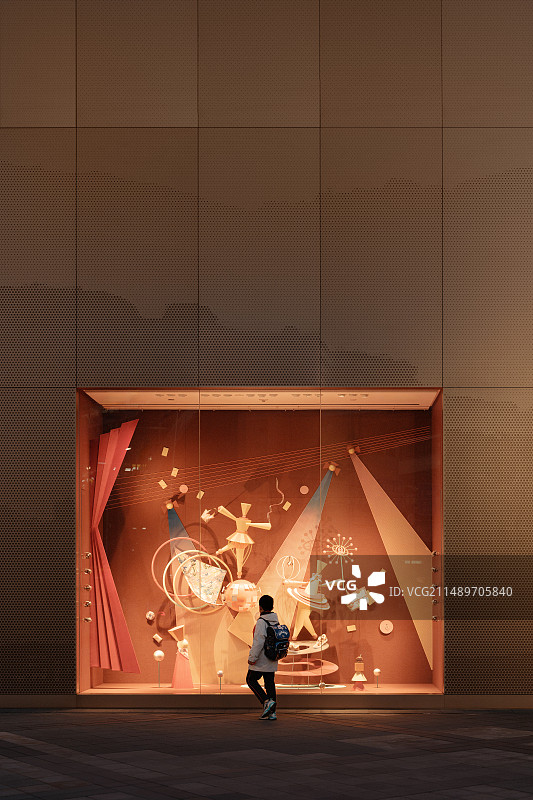 橱窗前的同盟星球图片素材