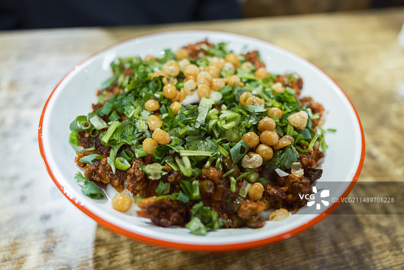 新疆小店的鸡肉拌米粉图片素材