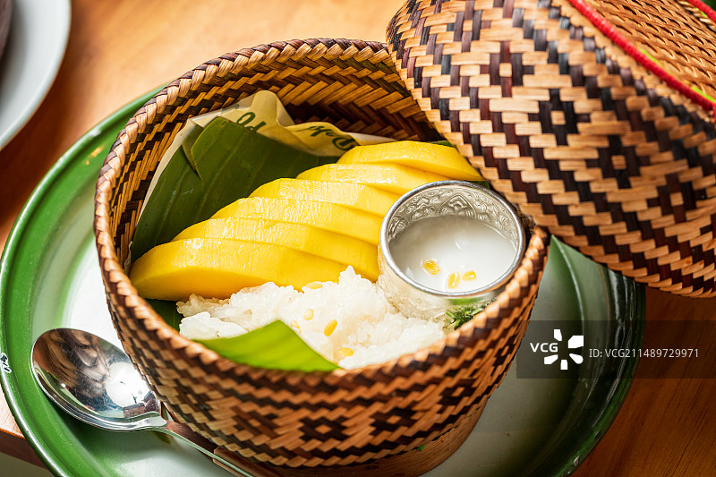 桌上碗里芒果糯米饭的特写镜头图片素材