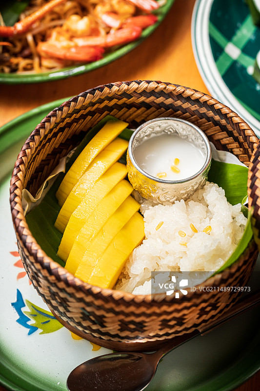 桌上碗里芒果糯米饭的特写镜头图片素材