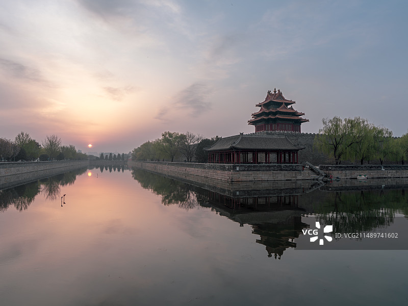 晨曦下的古典建筑角楼图片素材