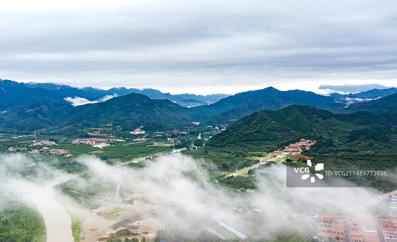 云雾中下的定陵图片素材