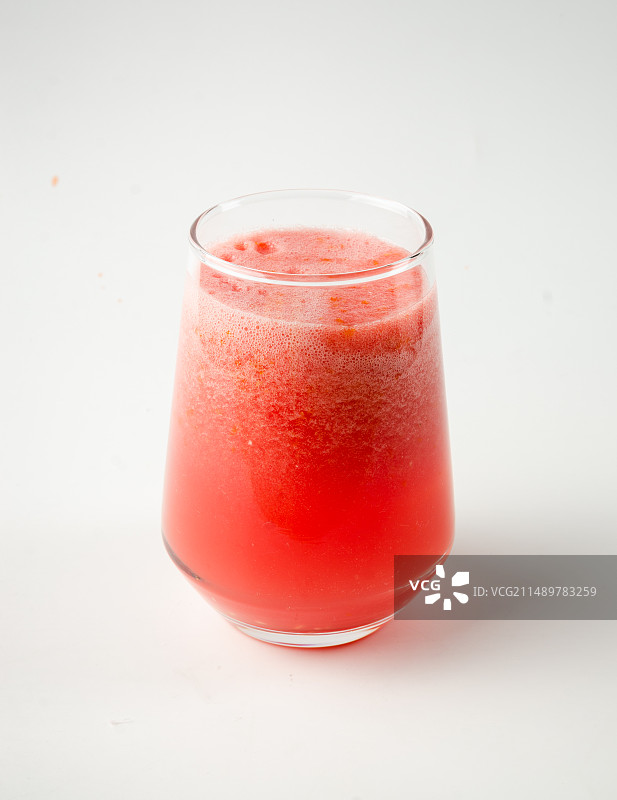 一杯红色的番茄汁放在白色背景里图片素材