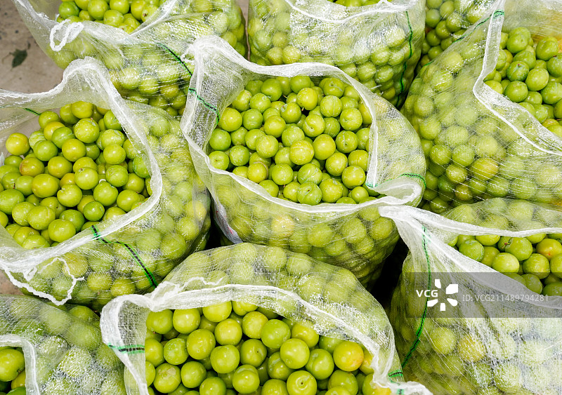 三月李装袋打包过程图片素材