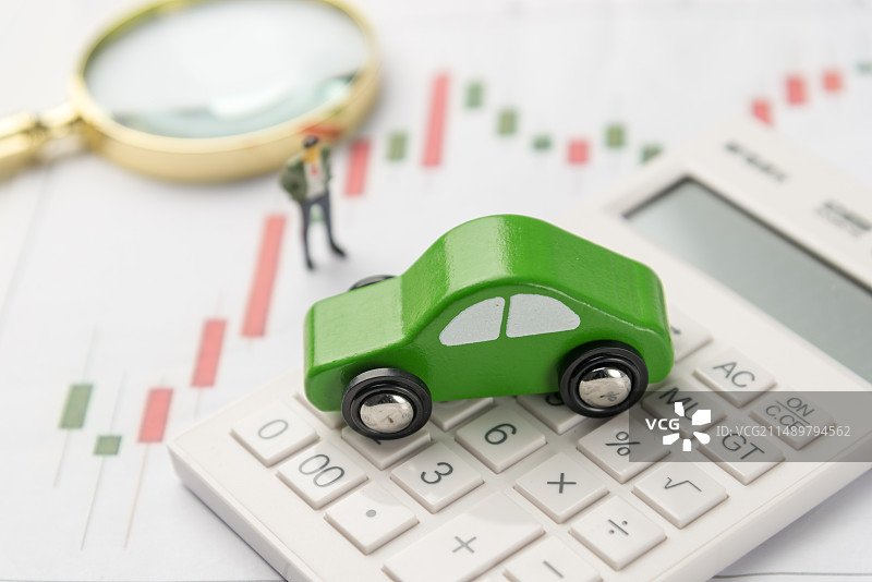 汽车模型 算盘 计算器和放大镜图片素材