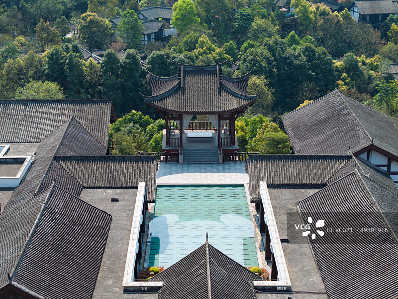 重庆悦榕庄北碚十里温泉城的中式建筑与温泉游泳池航拍图片素材