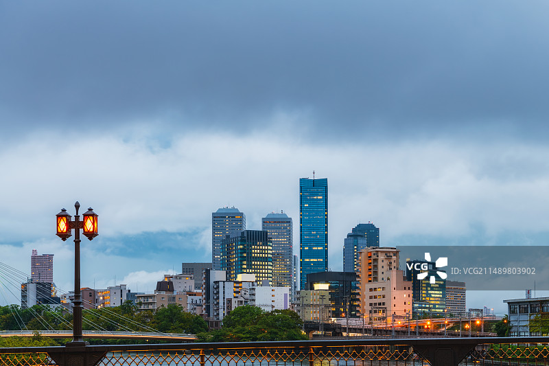 日本，大阪，川崎桥，大阪城北诘，土佐堀川，堂岛川，都市天际线夜景图片素材