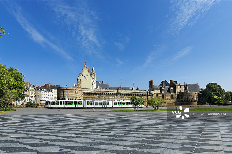 有轨电车通过法国南特市布列塔尼公爵城堡图片素材