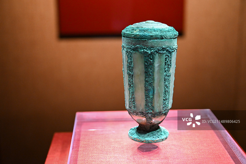 广州南越王博物馆 西汉鎏金铜框玉盖杯图片素材