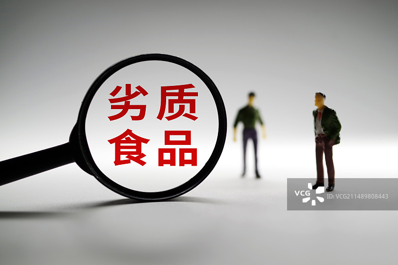 两个商务人士在白色背景下放大镜 劣质食品图片素材