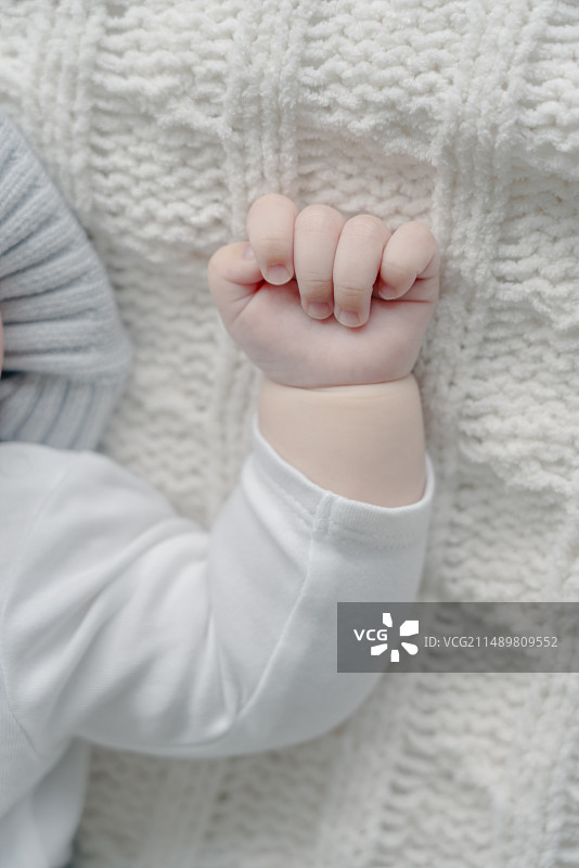 新生女婴的手部特写图片素材