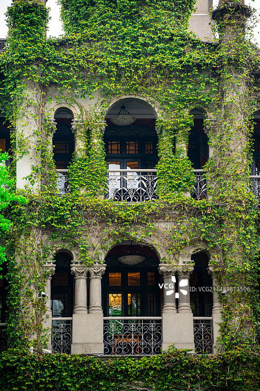 杭州西湖边的古式建筑图片素材