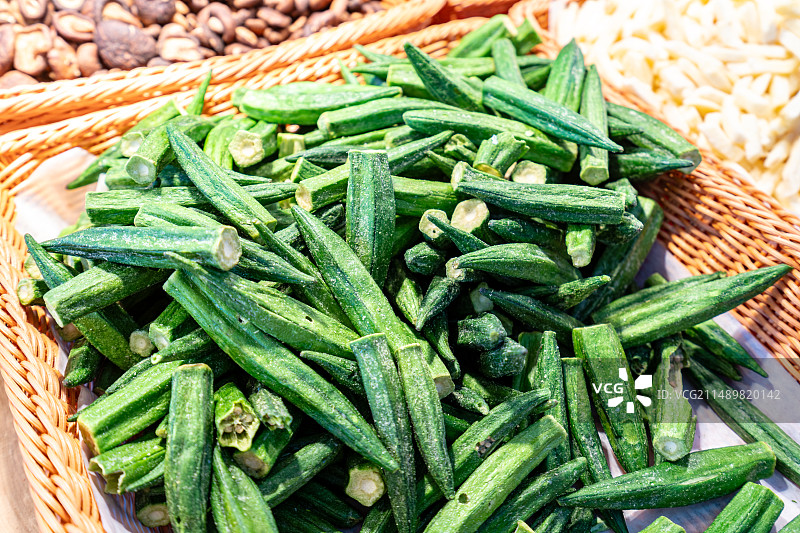篮子里冻干脱水蔬果产品秋葵果图片素材