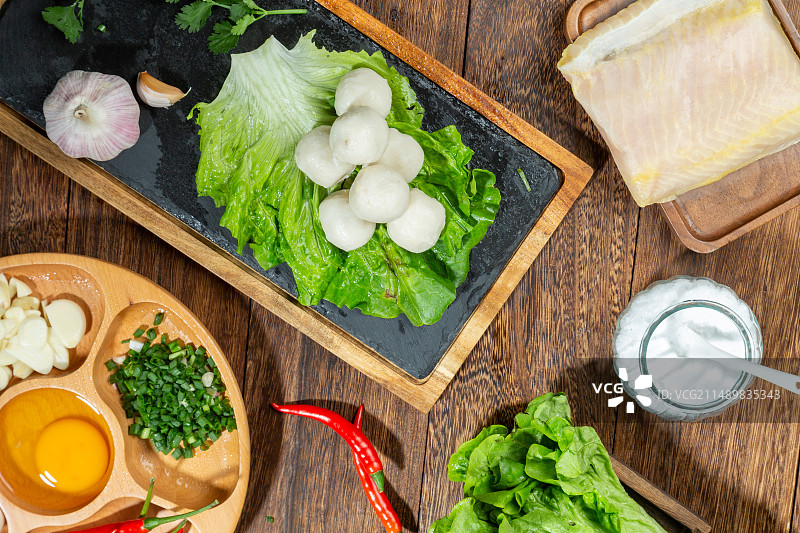 新鲜鱼丸猪肉丸配菜摆盘图片素材