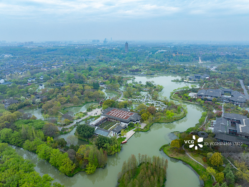航拍烟雨江南扬州瘦西湖风景区全景图片素材