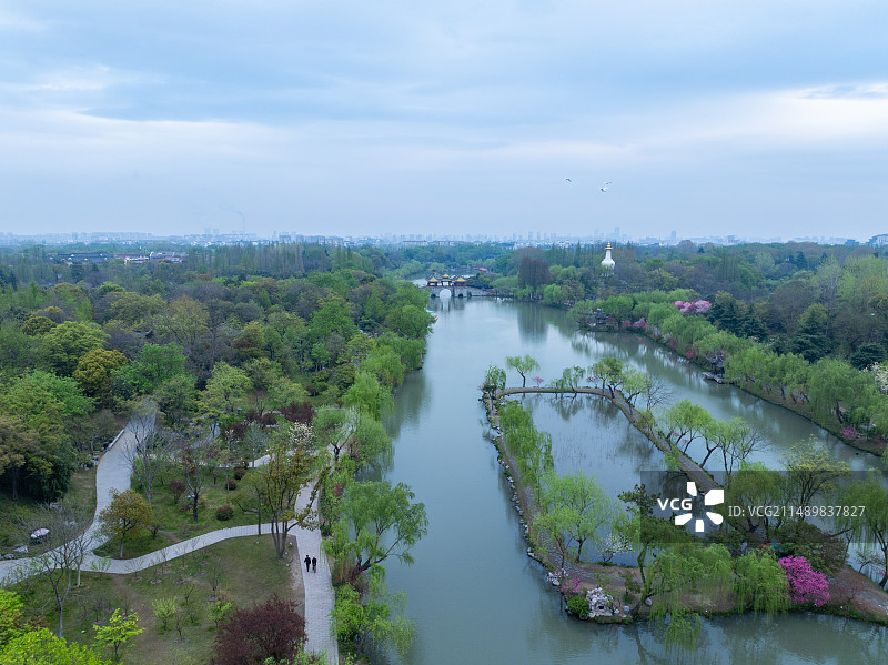 航拍烟雨江南扬州瘦西湖风景区全景图片素材